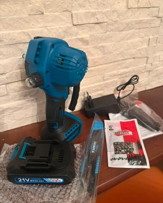 Motosega a batteria per potatura ad olio