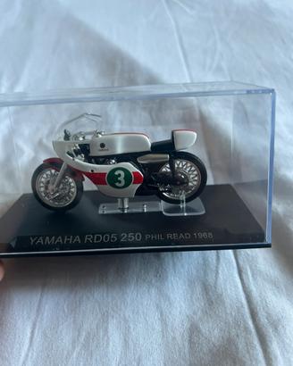 Modellino Moto GP Yamaha RD05 250 Phil Read 1968