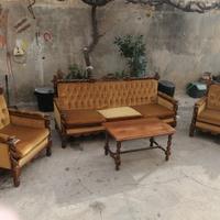 Divano e poltrone d'epoca con rifiniture in legno 