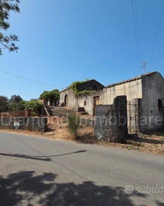 Rustico e palmento con terreno a Piedimonte Etneo