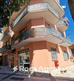 LOCALE COMMERCIALE LOCATO A POSTE ITALIANE IDEALE