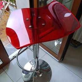 Sgabello a pistone e seduta in plexiglass