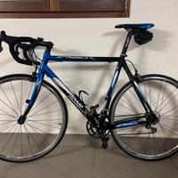 Bicicletta pinarello con forcelle in carbonio