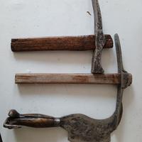 Due piccozze piu un falcetto