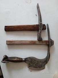 Due piccozze piu un falcetto