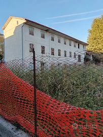 Rustico da ristrutturare con terreno