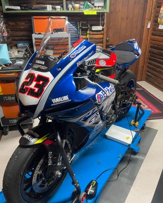 Yamaha r1