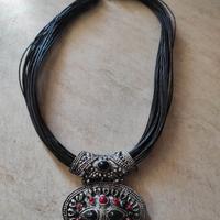 girocollo a fili con ciondolo etnico
