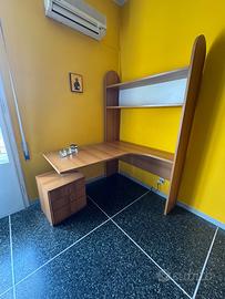 Scrivania ad angolo con libreria coordinata
