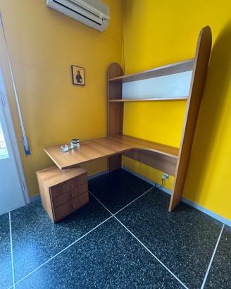 Scrivania ad angolo con libreria coordinata