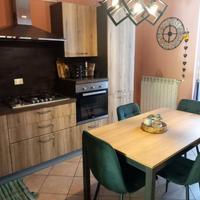 Cucina più tavolo e sedie