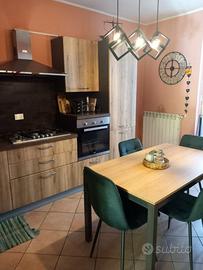 Cucina più tavolo e sedie