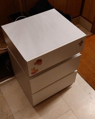 Comodino bianco tre cassetti con led multicolore