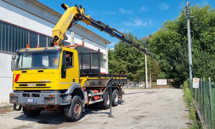 Iveco Eurotrakker 6x4 ribaltabile, gru, verricello