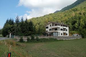 Due appartamenti con terreno commerciale