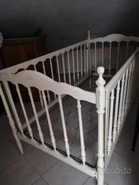 Lettino vintage in legno tornito