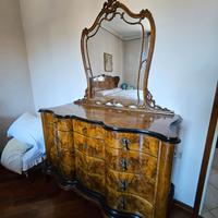 Comò bombato in radica con specchiera, anni ’50