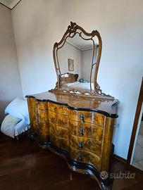 Comò bombato in radica con specchiera, anni ’50