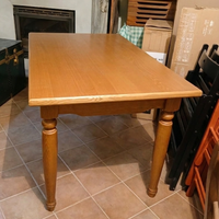 Tavolo in legno allungabile con sedie