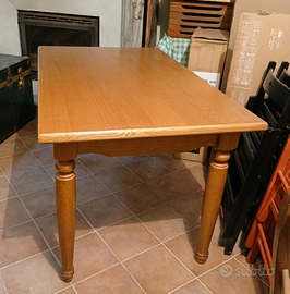 Tavolo in legno allungabile con sedie