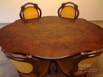 Tavolo di legno con sedie