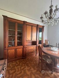 Credenza antica con tavolo e sedie