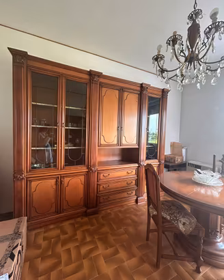 Credenza antica con tavolo e sedie