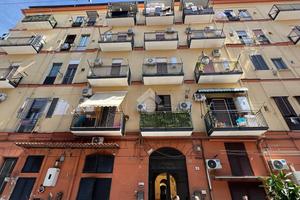 2 LOCALI A NAPOLI