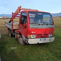 Nissan capster con gru beneli 