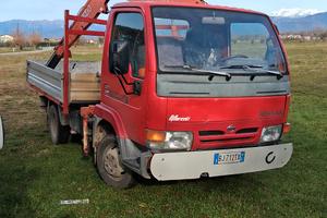 Nissan capster con gru beneli 