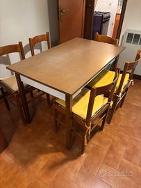 Tavolo cucina vintage con sedie e portamattarello