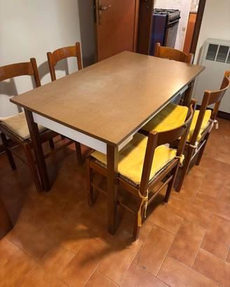 Tavolo cucina vintage con sedie e portamattarello