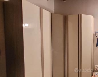 armadio ad angolo spazioso