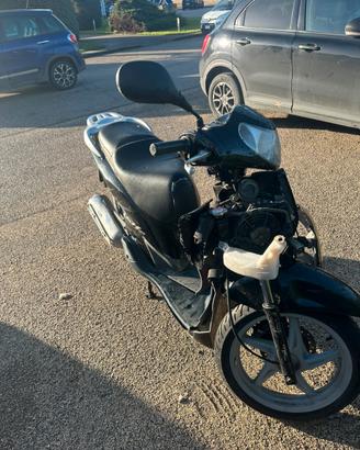 Honda SH 125 incidentato