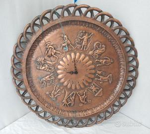 Orologio in rame con scene rurali