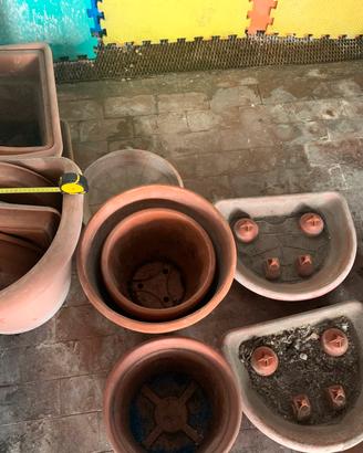 16 Vasi in plastica, varie misure e forme