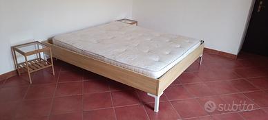 Telaio letto con doghe e comodini (no materasso)