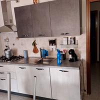 Cucina con elettrodomestici