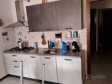 Cucina con elettrodomestici