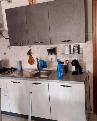 Cucina con elettrodomestici