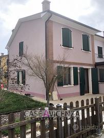 Porzione di testa di casa indipendente con giardin
