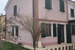 Porzione di testa di casa indipendente con giardin