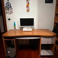 Scrivania e libreria