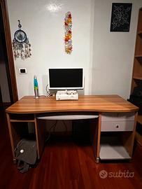 Scrivania e libreria