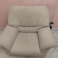poltrona in stoffa beige