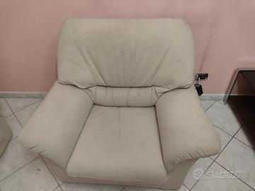poltrona in stoffa beige