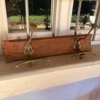 Vecchio attaccapanni in legno e ottone