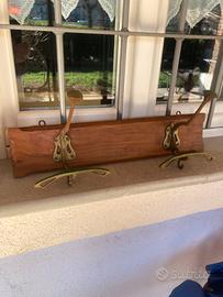 Vecchio attaccapanni in legno e ottone