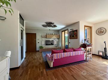 VILLA A SCHIERA A MONZA