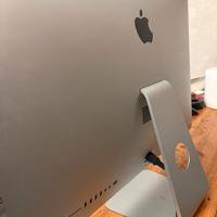 un iMac (Retina 5K, 27 pollici).